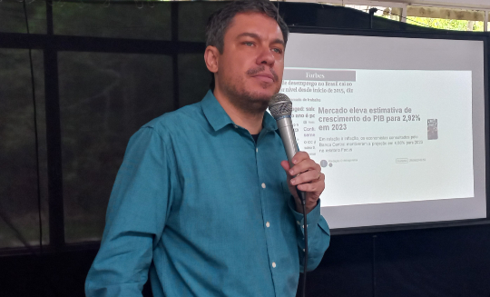 Fernando Lima, técnico do Dieese, faz balanço econômico [Foto: Auris Sousa] 