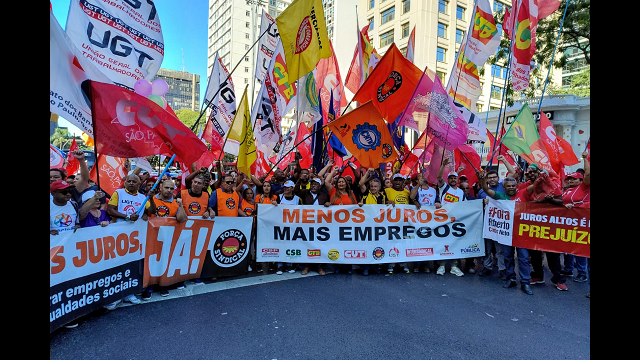 Sindicatos reunidos na Avenida Paulista.